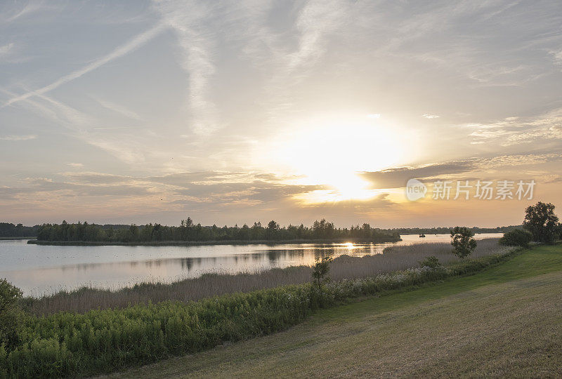 夏季沃森米尔湖上的日落