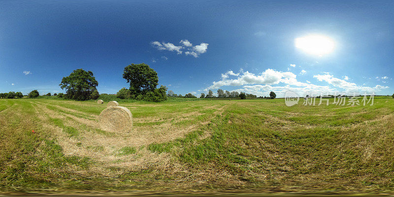 360度的球形全景，美丽的绿色草地和稻草捆在蓝天下