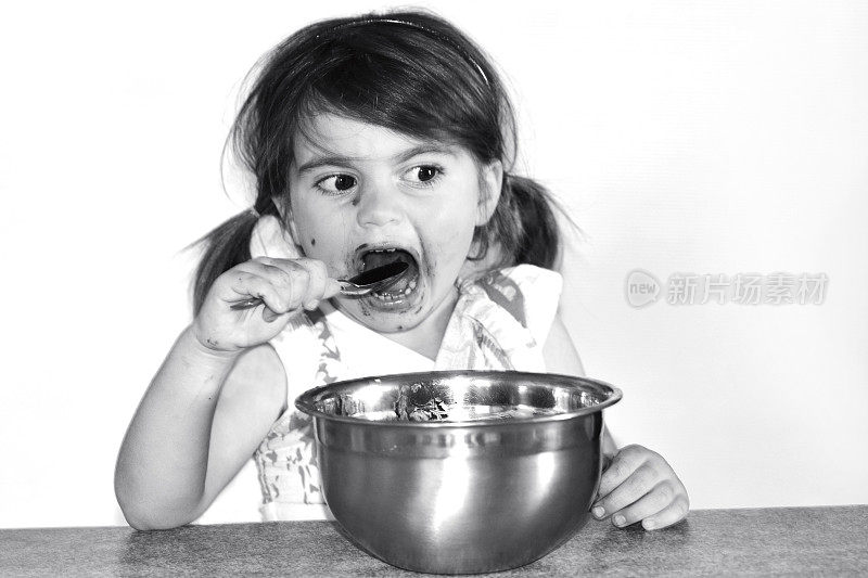 这个小女孩吃了很多巧克力奶油