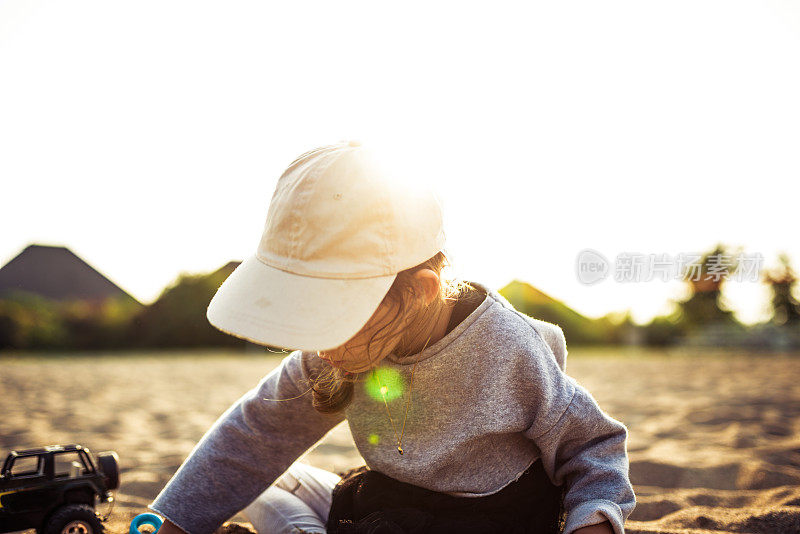 可爱的小女孩在玩沙子