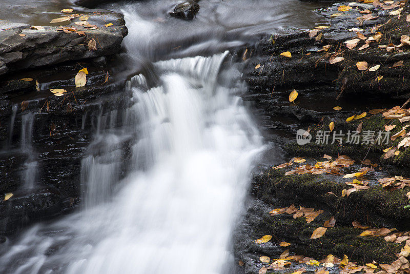 秋天，宾夕法尼亚州乔治·w·蔡尔兹公园的瀑布