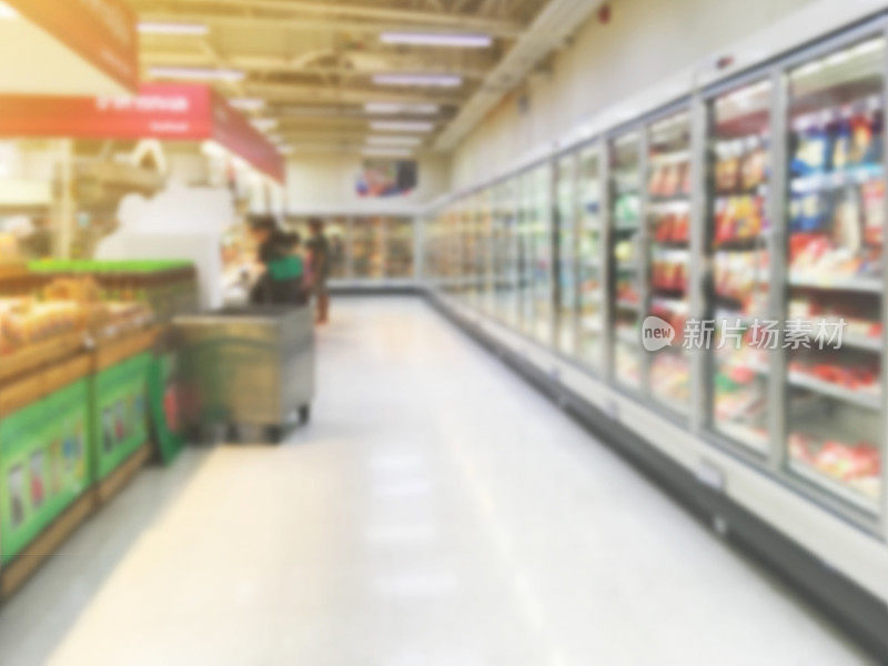 超市冰箱中各种产品的抽象模糊背景。