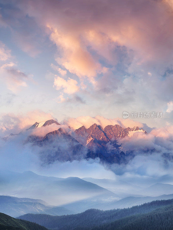 山脉在云中。美丽的自然景观