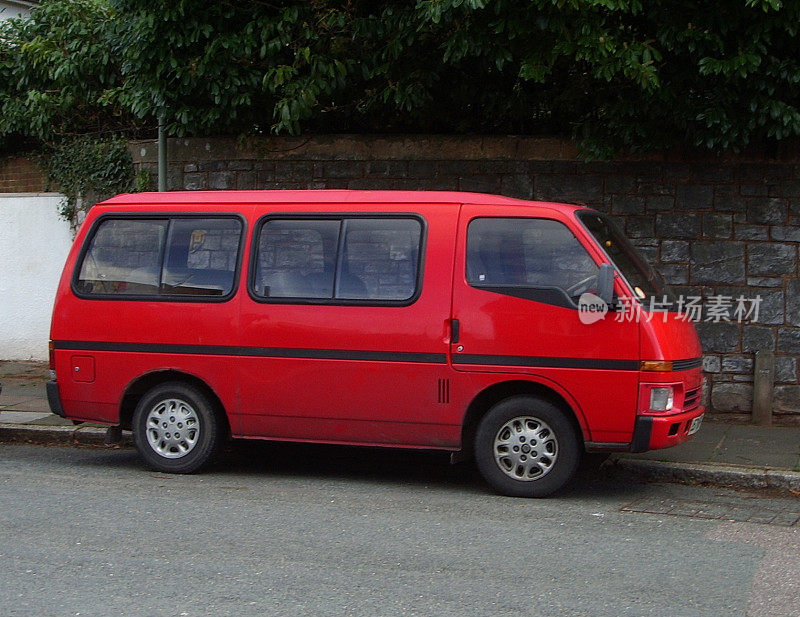 小红小型公共汽车