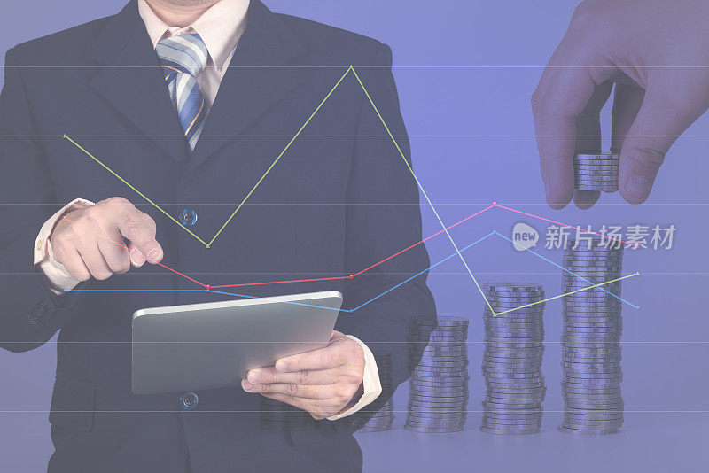 双曝光商人手触虚拟面板增长条形图财务图表