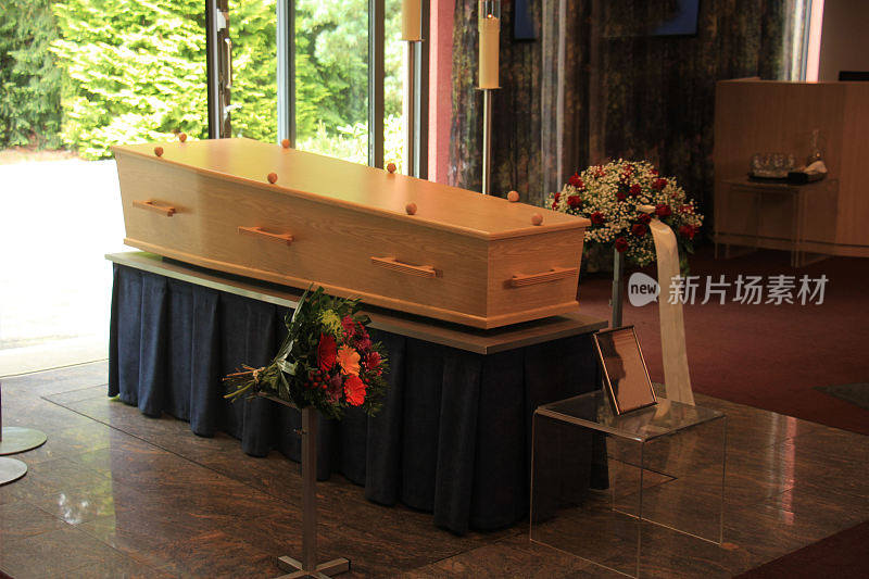 木棺材和葬礼上的鲜花