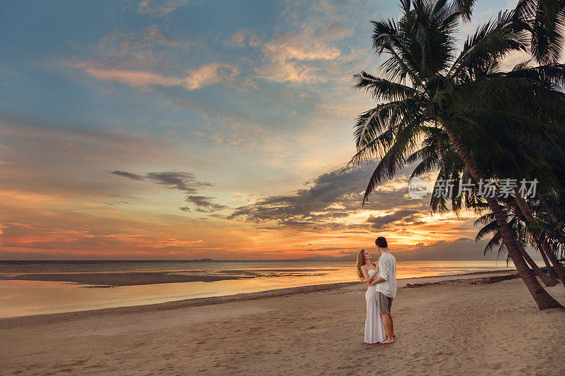热带海滩上的一对年轻夫妇