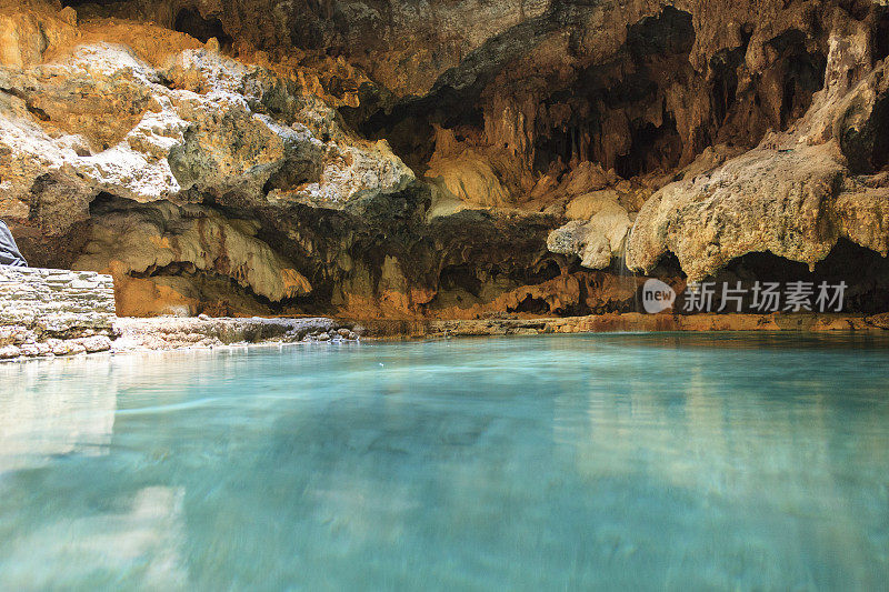 加拿大洞穴温泉