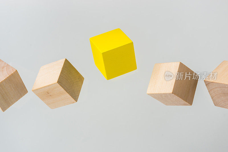 抽象的几何真实浮动木立方体在灰色的背景