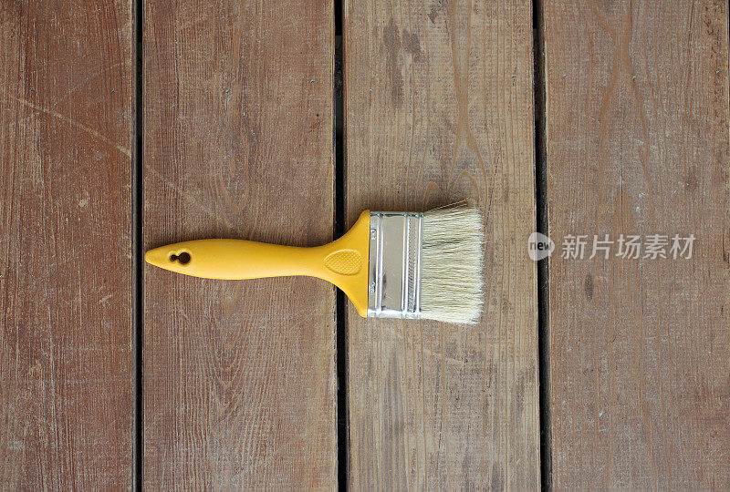 油漆刷在木地板上