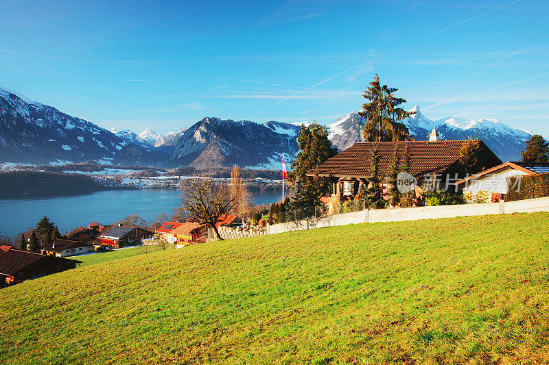 西格里威尔村瑞士阿尔卑斯山脉和图恩湖