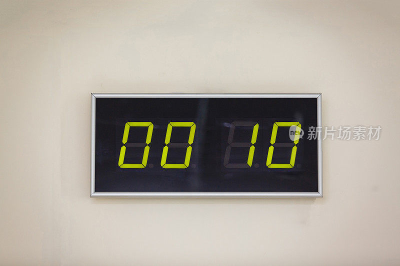 黑色数字时钟在白色背景显示时间小时分钟