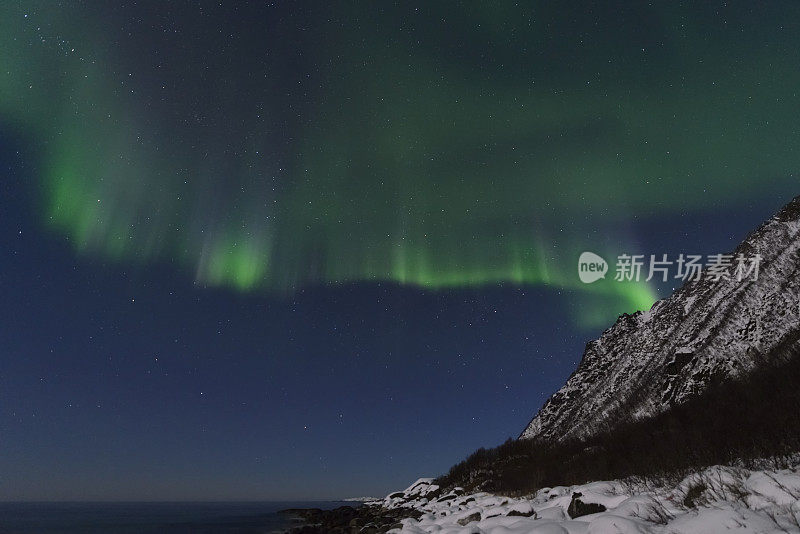 北极光挪威北部夜空中的北极光