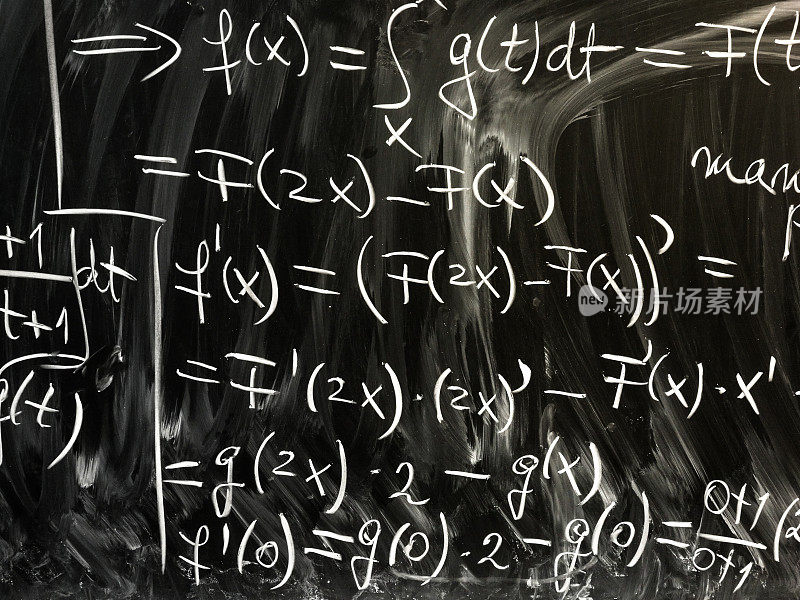 用粉笔写在学校黑板上的代数和数学方程式