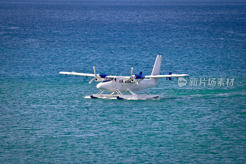 水上飞机系泊在开阔的绿松石海上
