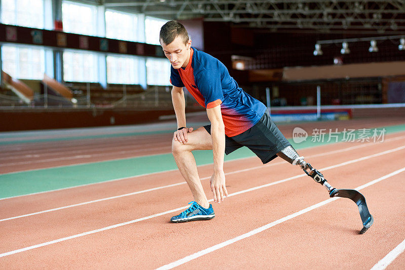残疾人跑步者在体育场伸展运动