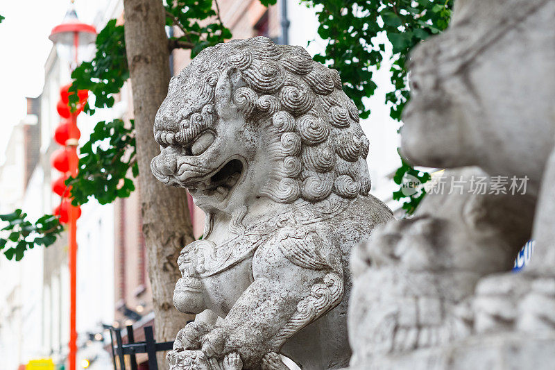 位于伦敦唐人街的守护狮子雕像