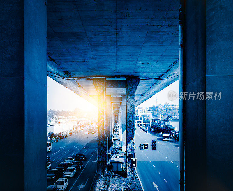 中国上海延安路高架桥底部