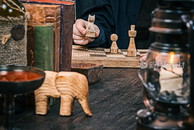 在老式图书馆里解象棋