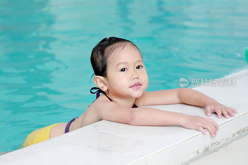 游泳池里小女孩的肖像。