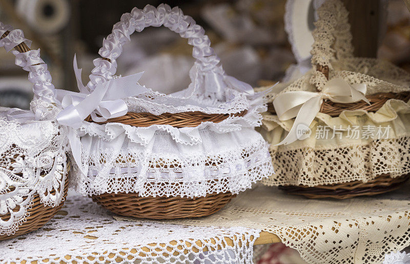手工艺品市场摊位与柳条篮子。波兰的手工制品。