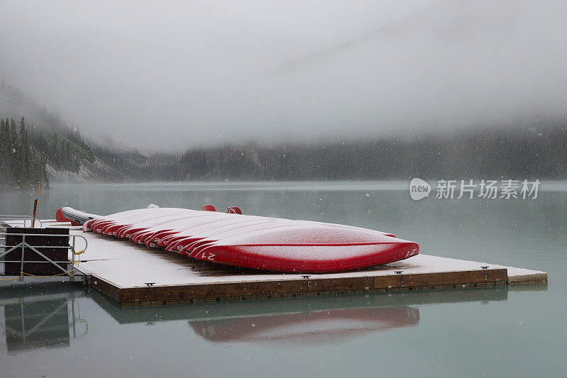 加拿大露易丝湖旁白雪覆盖的独木舟