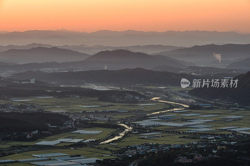 黎明时分的韩国乡村