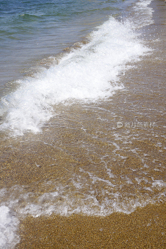 柔软的蓝色海浪在沙滩上