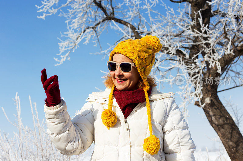 雪中微笑女人的肖像