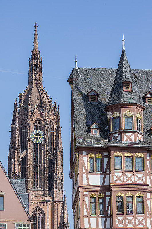 德国法兰克福城广场的半木结构房屋和教堂Römerberg