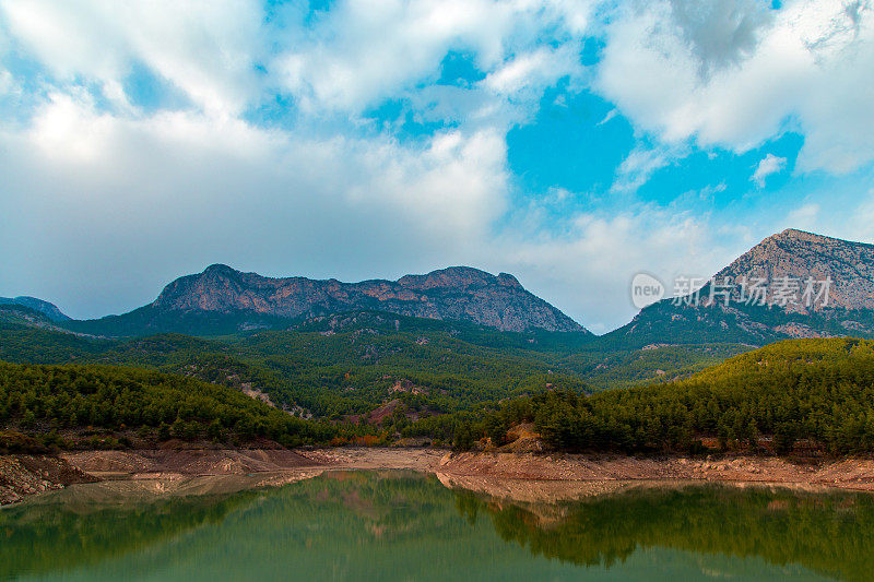 风景优美的山湖