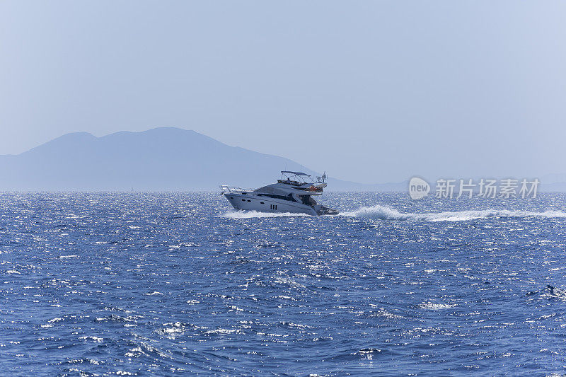 传统的纤维动力船在土耳其穆格拉波德拉姆的戈科娃湾进行蓝色航行
