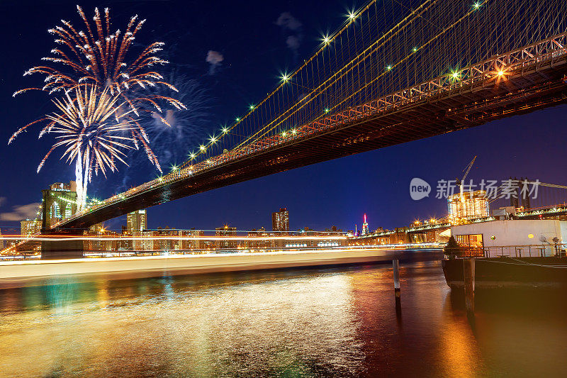 令人惊叹的庆祝焰火纽约布鲁克林大桥和曼哈顿天际线晚上哈德逊河