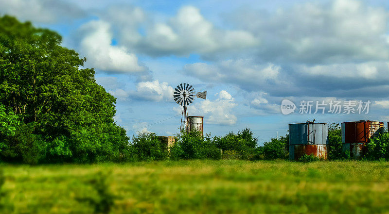 美国德克萨斯州农场上的旧风车