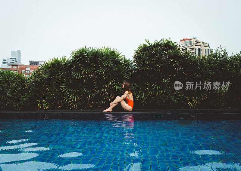 曼谷屋顶泳池里的女子