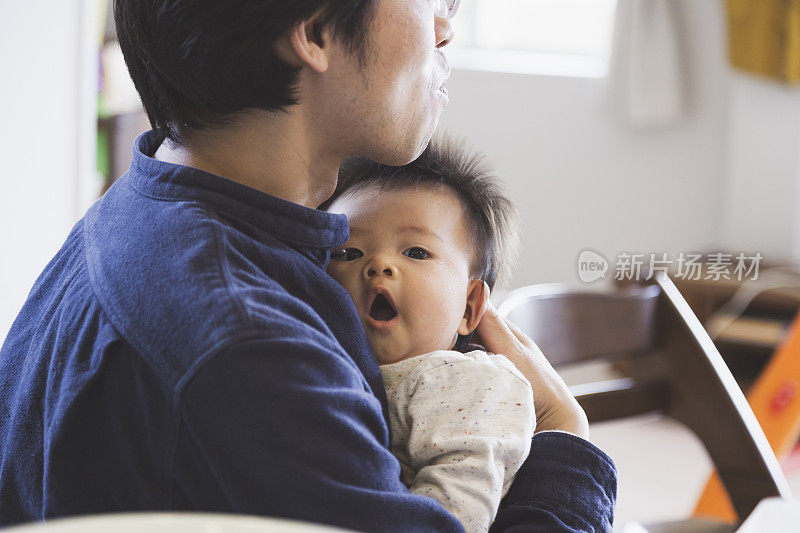 父亲在家里抱着男婴