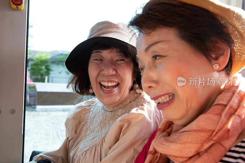 乘公共汽车旅行的老年妇女