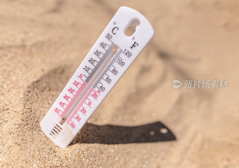 温度计显示海滩上的高温