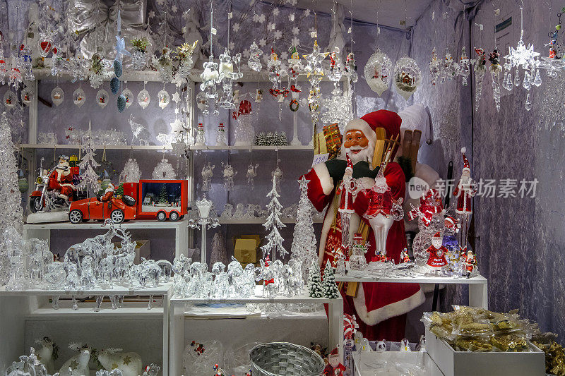 巴登-巴登，圣诞老人和圣诞市场上许多让人想起圣诞节的物品(Baden-Württemberg，德国)