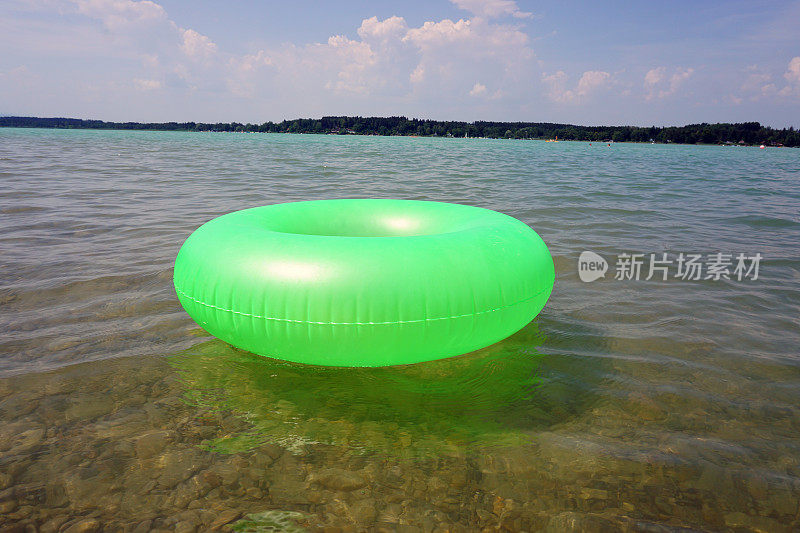 浅海的绿色漂浮圈