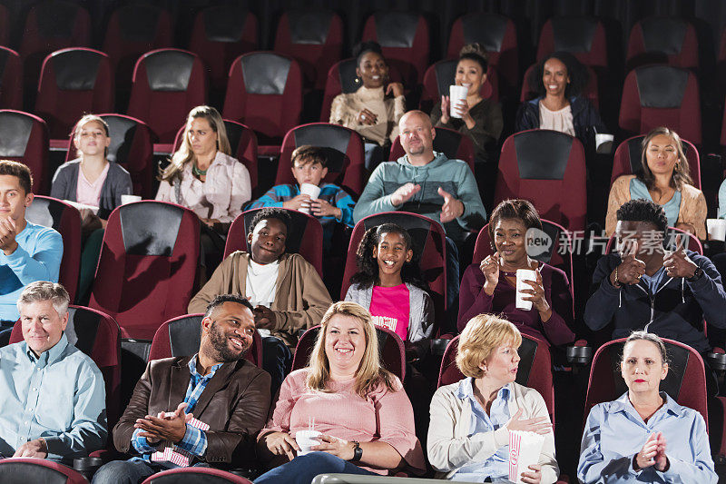 多民族观众在电影院