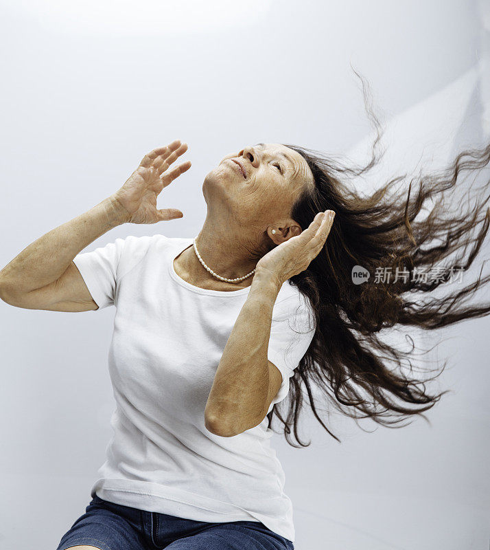 老女人的头发在风中飘扬