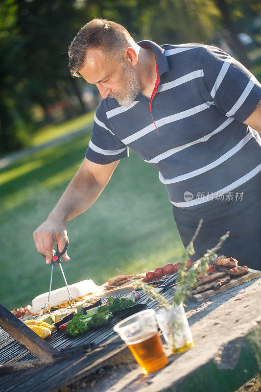 老男人烤食物