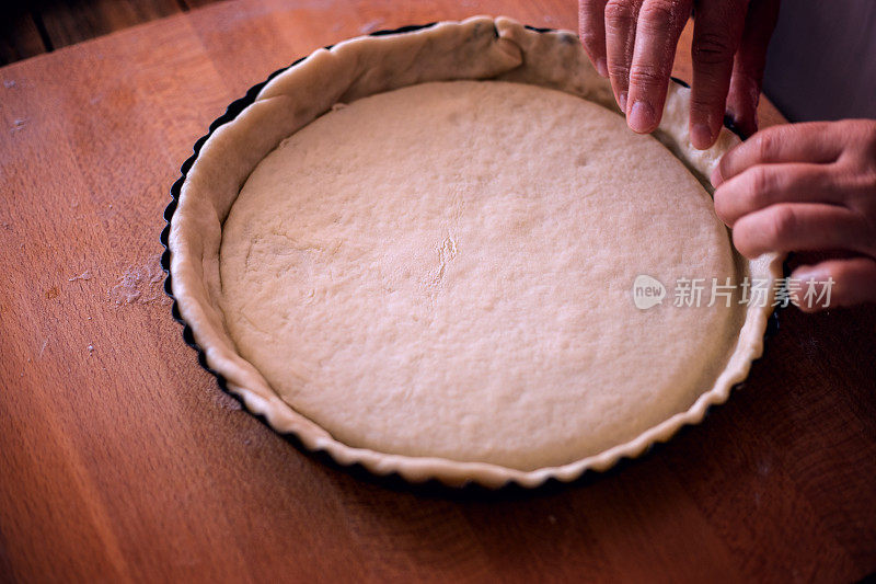 在馅饼烤盘中制作南瓜派