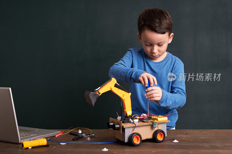 小学男孩制造机器人