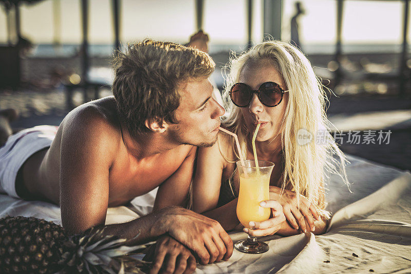 爱是在沙滩上分享夏日果汁!