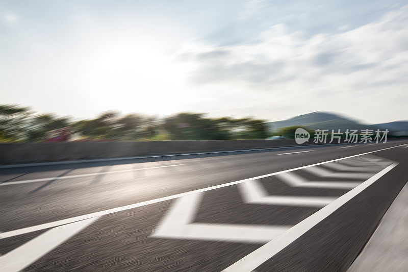 空无一人的道路