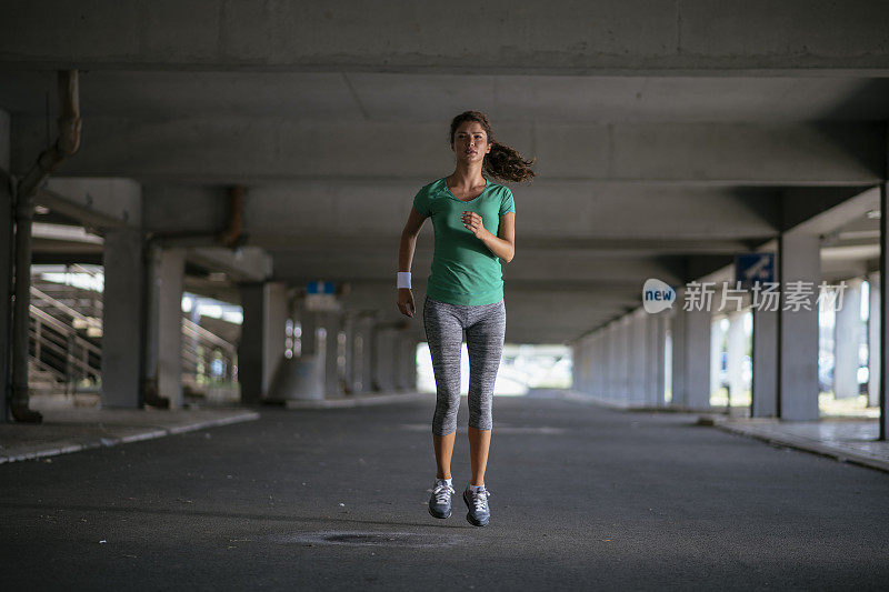 年轻女子在户外奔跑