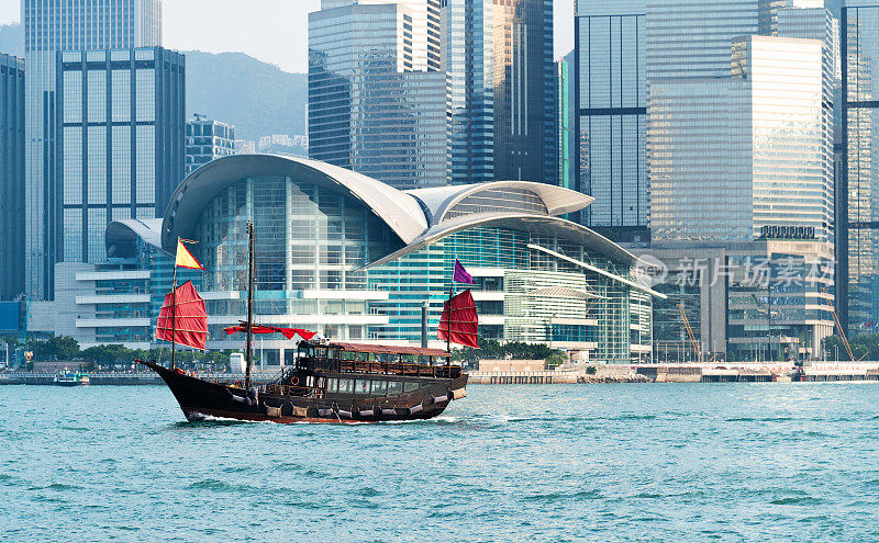 横过香港港口的帆船