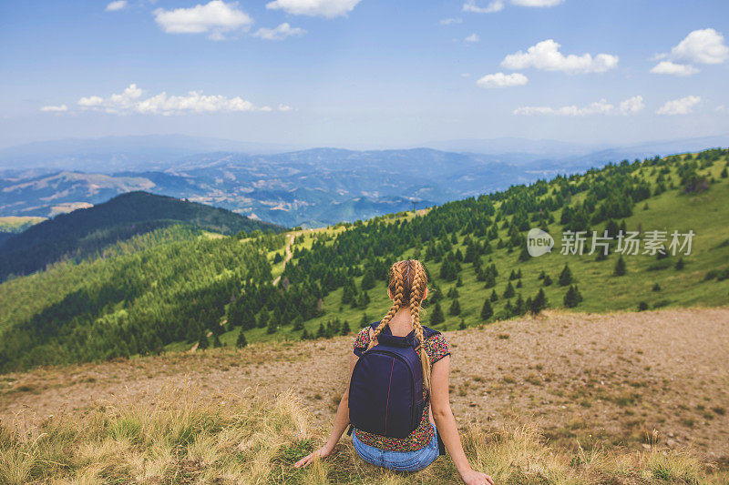 徒步旅行的女人